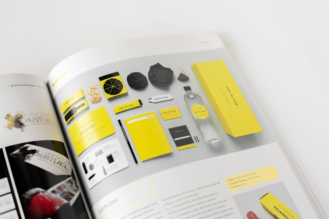 Création éditoriale pour une publicité de produits au packaging jaune publiée dans un magazine imprimé